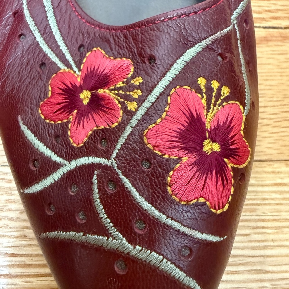 Vintage / 9 / Embroidered Floral Low Heels / 80s / Eccentric / Feminine / Retro - Picture 4 of 7